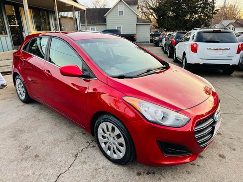 Used 2017 Hyundai Elantra GT image 1