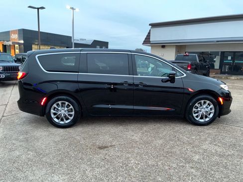 New 2026 Chrysler Pacifica Limited w/ Trailer Tow Group FWD image 7