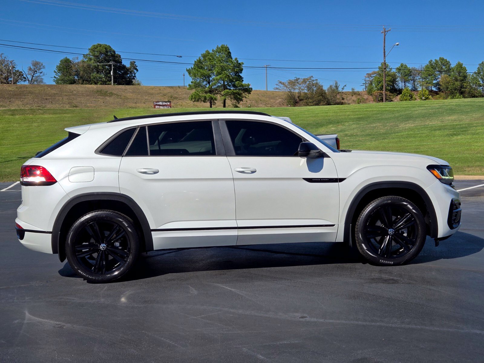 Used 2023 Volkswagen Atlas Cross Sport SEL R-Line AWD/4WD image 5