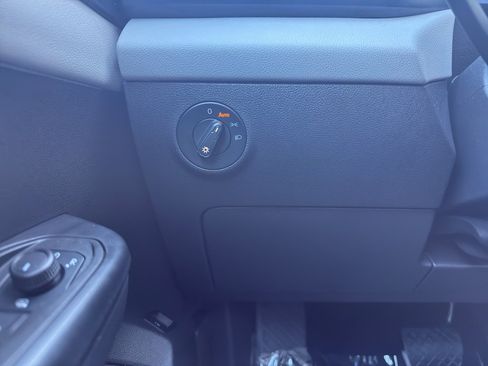 Used 2022 Volkswagen Taos SE w/ Panoramic Sunroof Package image 18