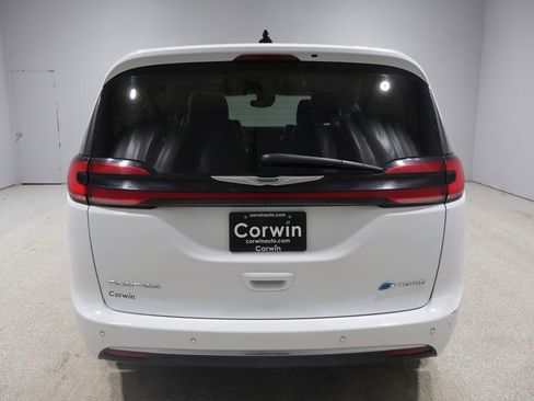 Used 2023 Chrysler Pacifica Touring-L image 3