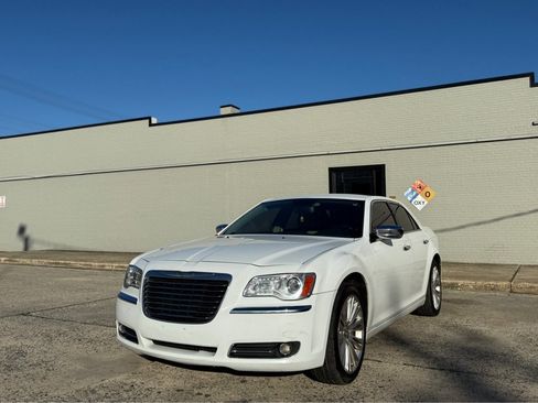 Used 2011 Chrysler 300 Limited RWD image 2