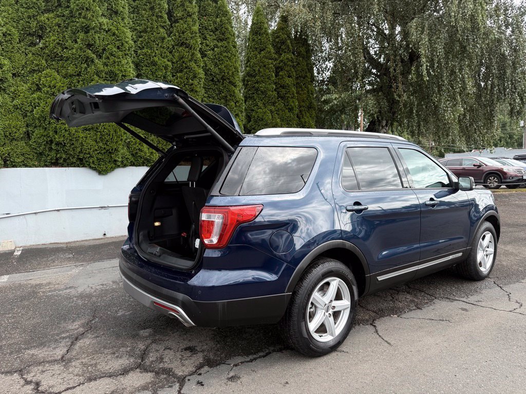 Used 2017 Ford Explorer XLT w/ Equipment Group 202A AWD/4WD image 10