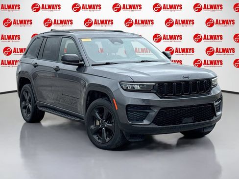 Used 2022 Jeep Grand Cherokee Altitude AWD/4WD image 3