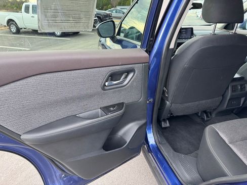 Used 2023 Nissan Rogue SV image 30