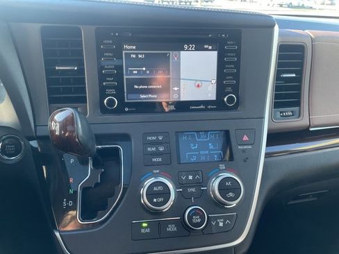 Used 2020 Toyota Sienna XLE image 25