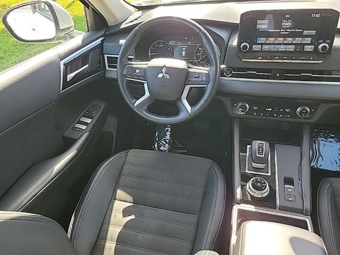 Used 2022 Mitsubishi Outlander SE image 9