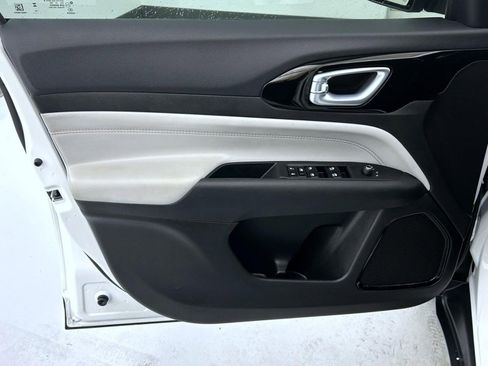 Certified 2025 Jeep Compass Limited image 9