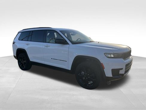 Used 2024 Jeep Grand Cherokee L Altitude RWD image 6