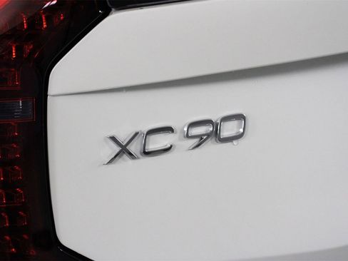 New 2025 Volvo XC90 B6 Plus image 16