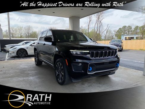 Used 2022 Jeep Grand Cherokee Overland w/ Luxury Tech Group IV AWD/4WD image 4