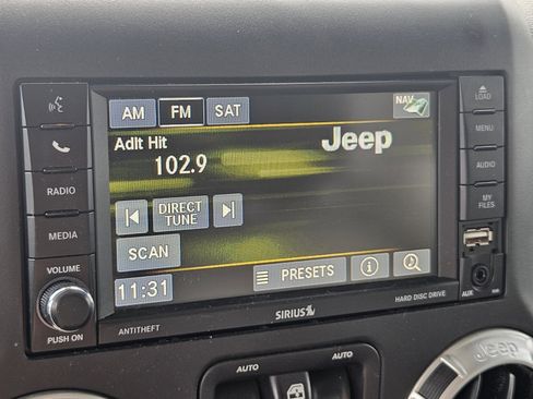 Used 2017 Jeep Wrangler Unlimited Rubicon w/ Connectivity Group image 16