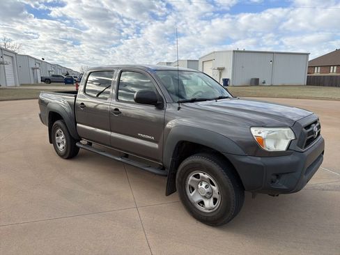 Used 2014 Toyota Tacoma PreRunner w/ Convenience Package image 9