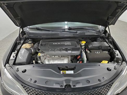 Used 2015 Chrysler 200 Limited image 9