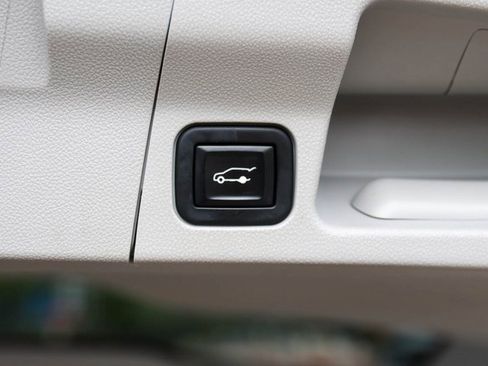 Used 2023 GMC Acadia SLE w/ Driver Convenience Package image 10