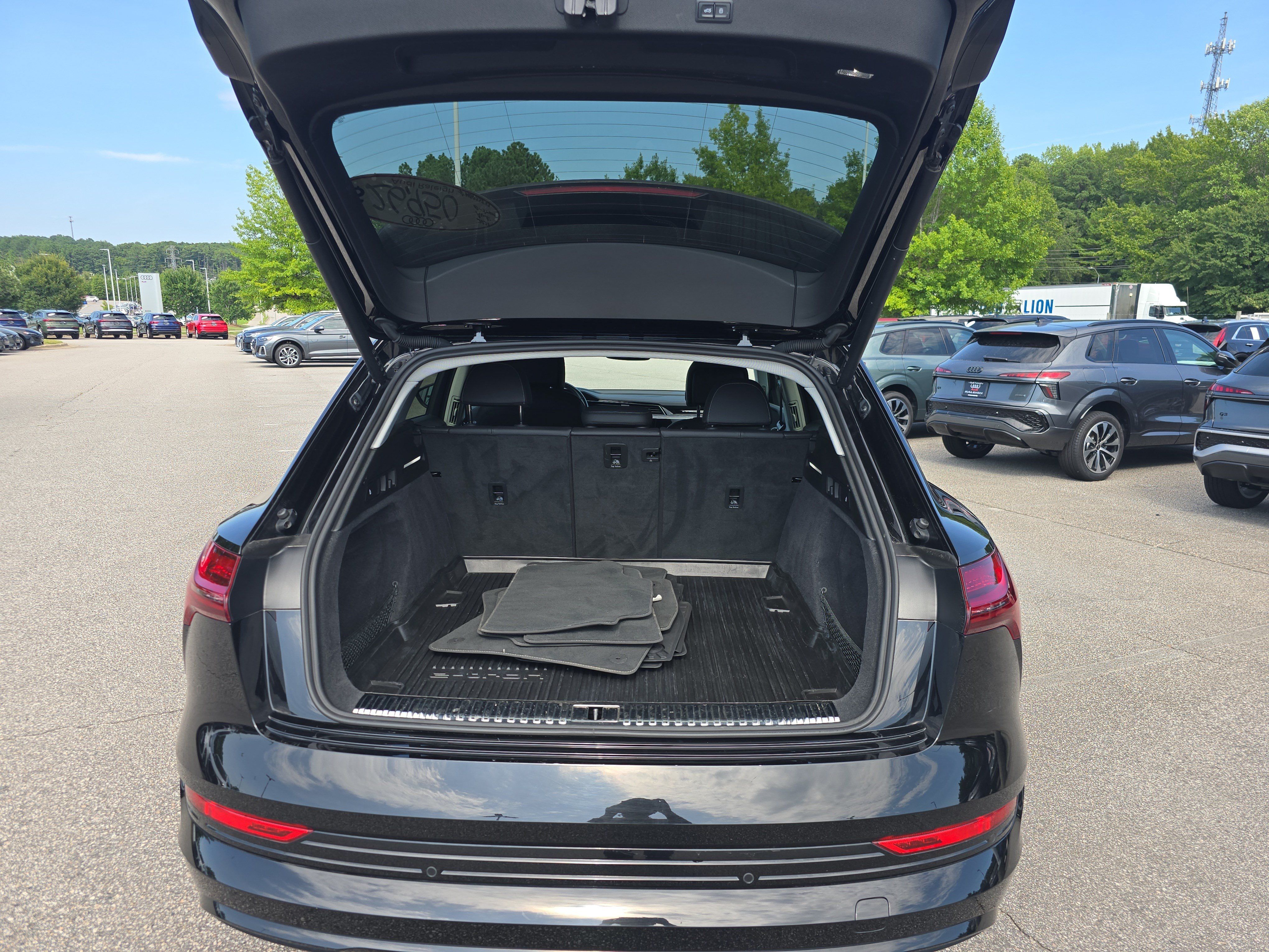 Used 2021 Audi e-tron Premium Plus w/ Premium Plus Package AWD/4WD image 12