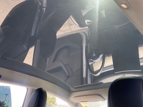 Used 2021 Tesla Model Y Long Range AWD/4WD image 23