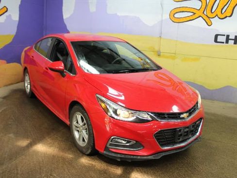 Used 2018 Chevrolet Cruze LT w/ LT Convenience Package FWD image 2