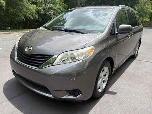 Used 2013 Toyota Sienna LE w/ Towing Pkg FWD image 9