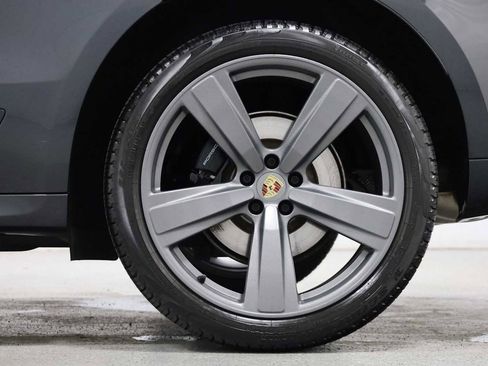 Certified 2024 Porsche Macan AWD/4WD image 39