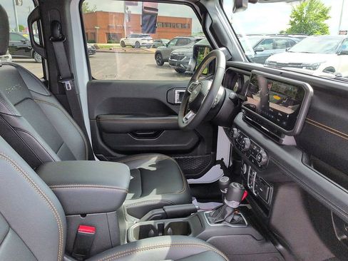 Used 2024 Jeep Wrangler Unlimited Sahara w/ Technology Group AWD/4WD image 7