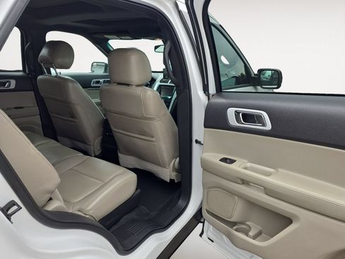 Used 2014 Ford Explorer XLT w/ Equipment Group 202A AWD/4WD image 11