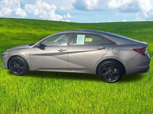 Used 2023 Hyundai Elantra SEL w/ Preferred Accessory Package image 9