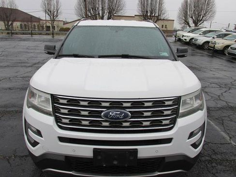 Used 2017 Ford Explorer XLT w/ Equipment Group 202A image 3