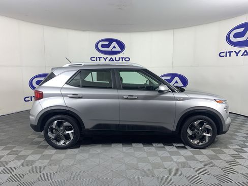 Used 2024 Hyundai Venue SEL FWD image 2