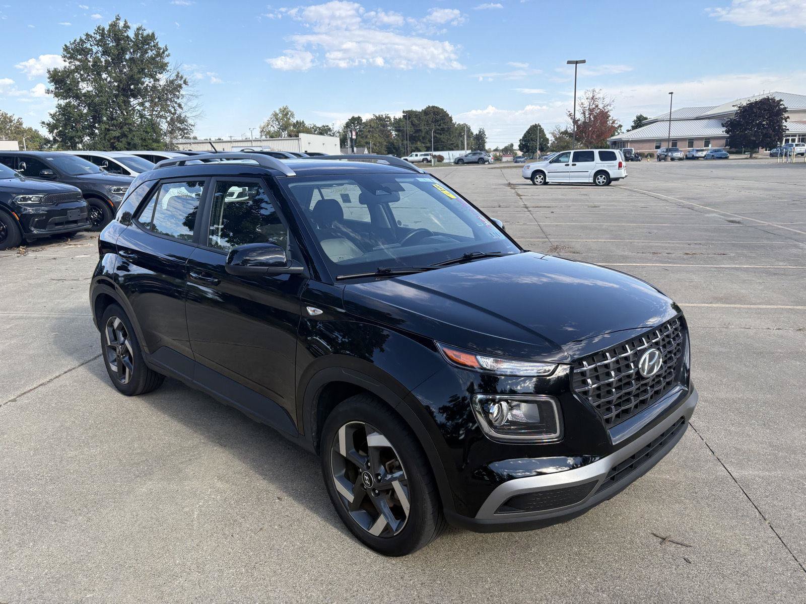 Used 2025 Hyundai Venue SEL FWD image 2