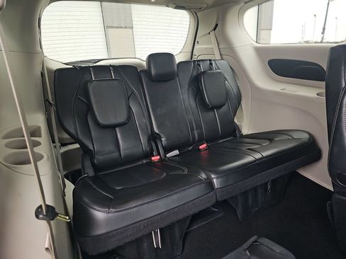 Used 2023 Chrysler Pacifica Touring-L image 6