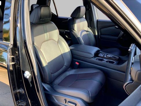 Used 2025 Honda Pilot Black Edition image 9