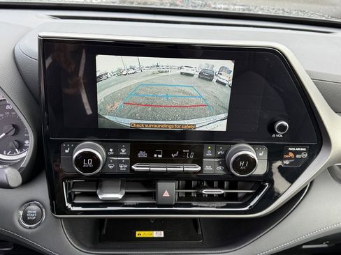 Used 2023 Toyota Highlander XLE image 29