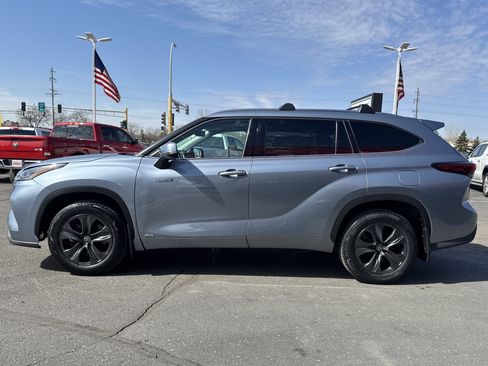 Used 2021 Toyota Highlander XLE image 4