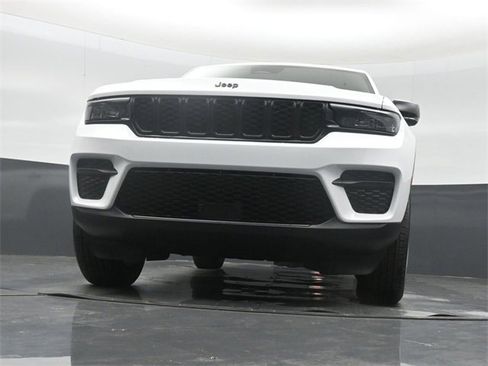 New 2025 Jeep Grand Cherokee Altitude image 35