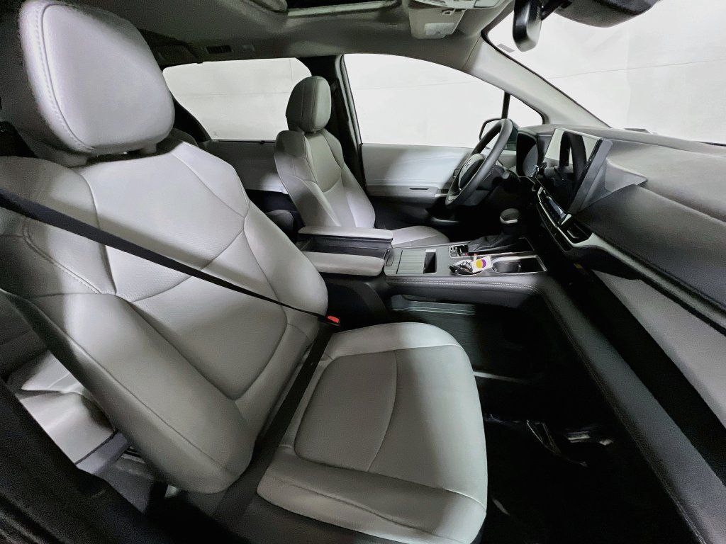 Certified 2026 Toyota Sienna XLE FWD image 26