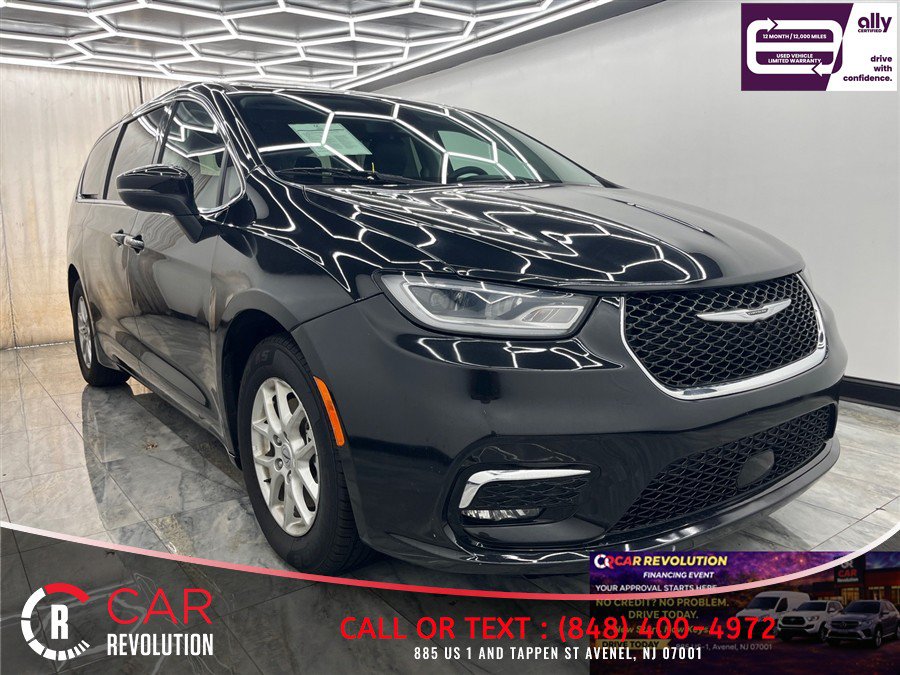 Used 2023 Chrysler Pacifica Touring-L FWD image 1