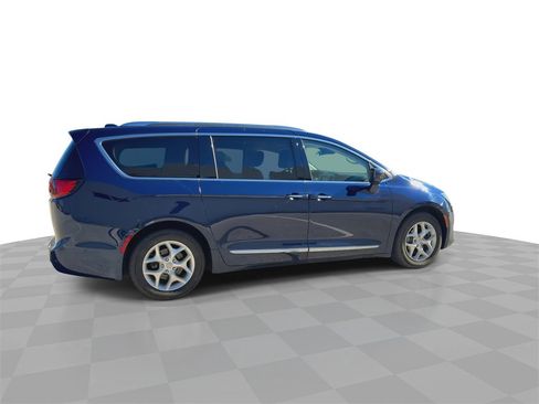 Used 2017 Chrysler Pacifica Touring-L Plus image 9