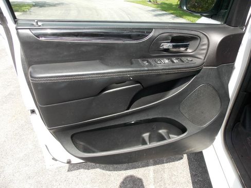 Used 2018 Dodge Grand Caravan SE FWD image 15
