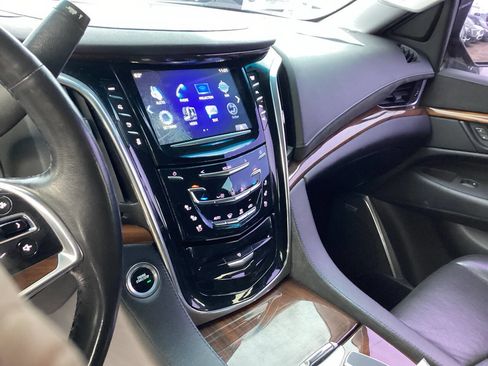 Used 2017 Cadillac Escalade ESV Luxury image 17