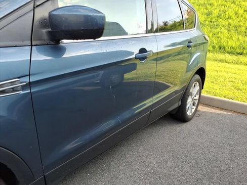 Used 2018 Ford Escape SE w/ SE Sync 3 Package AWD/4WD image 5