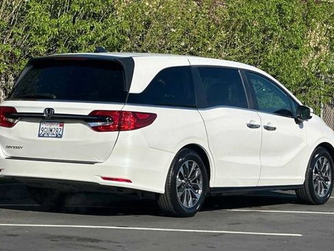 Used 2023 Honda Odyssey EX-L image 3