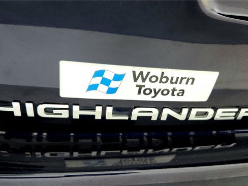 Used 2022 Toyota Highlander XLE AWD/4WD image 14