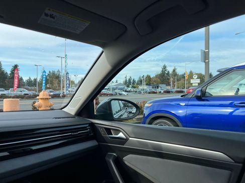 Used 2025 Volkswagen Jetta SE image 35