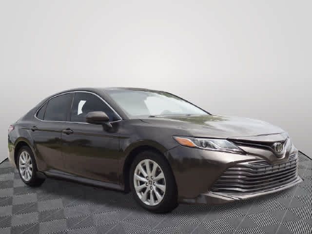 Used 2018 Toyota Camry LE FWD image 4