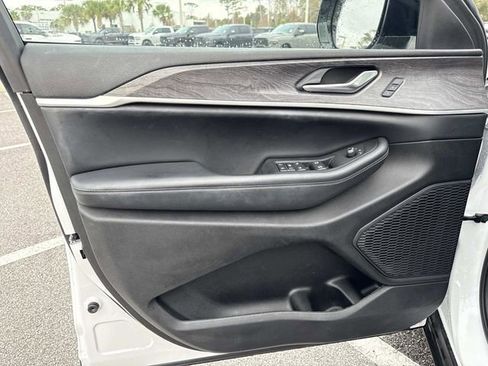 Used 2023 Jeep Grand Cherokee Limited w/ Black Appearance Package image 17