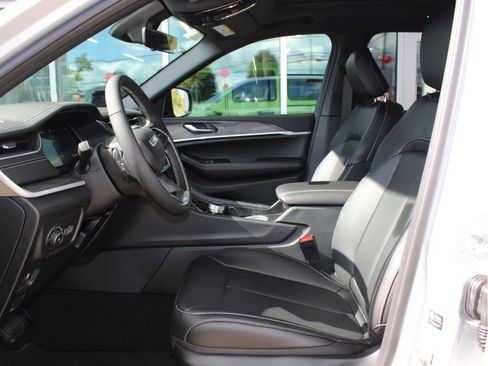 New 2025 Jeep Grand Cherokee Limited w/ Black Appearance Package image 11