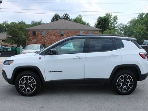 Used 2025 Jeep Compass Trailhawk w/ Trailhawk Convenience Group AWD/4WD image 5
