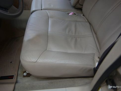 Used 2010 Lincoln Town Car Signature Limited image 17