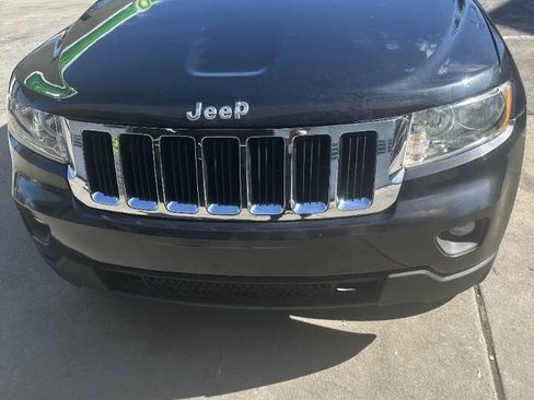 Used 2011 Jeep Grand Cherokee Laredo AWD/4WD image 3